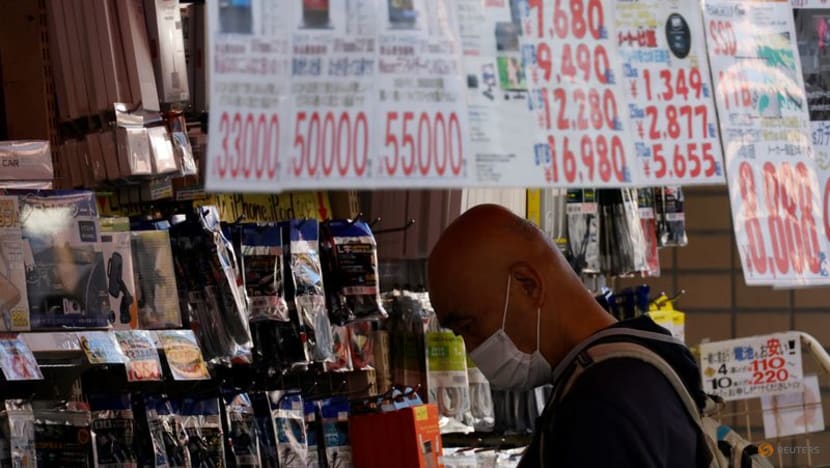 Japan Nov household spending falls 2.9% year/year